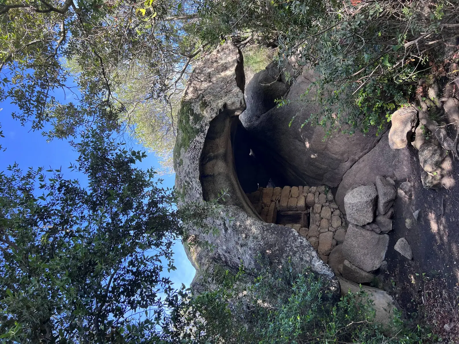Sentier du patrimoine de Monaccia d'Aullène - grottes préhistoriques Corse du Sud